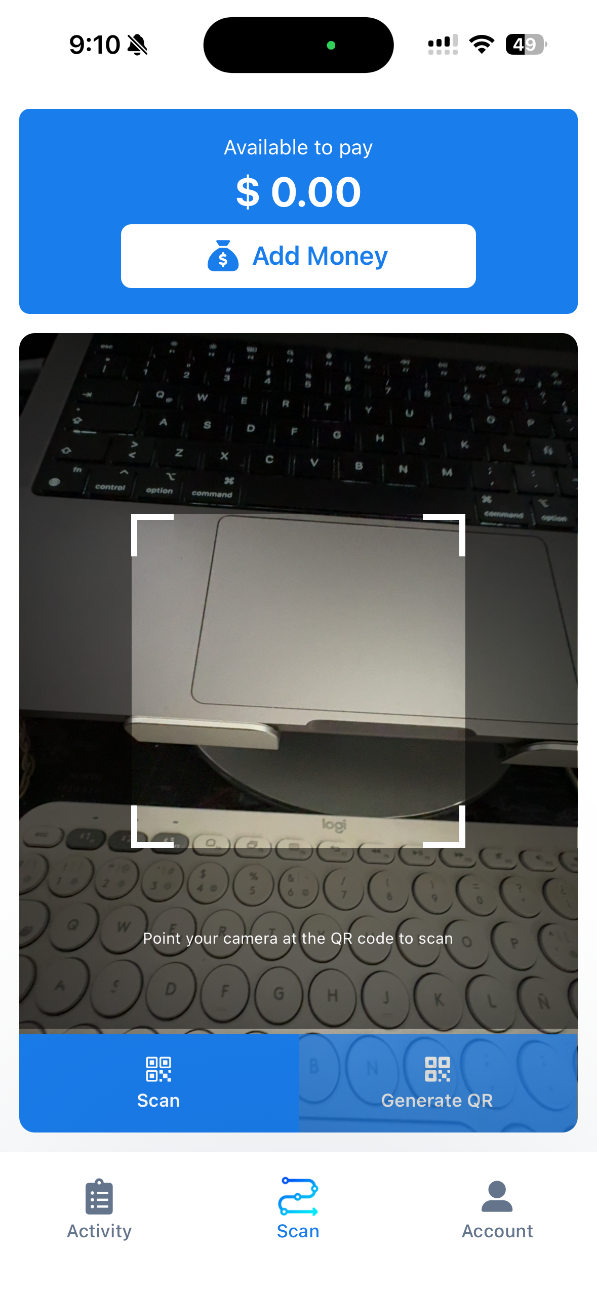 Pantalla de escaneo de Accessbot mostrando saldo disponible y escáner QR
